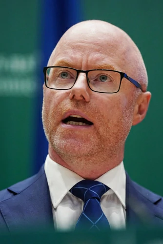 Stephen Donnelly plans to formulate laws before Christmas to prohibit the sale of electronic cigarettes to minors